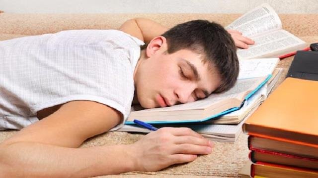 पूरी नींद और हेल्दी फूड से घटेगा Stress, बढ़ेगा कॉन्फिडेंस: एग्जाम टेंशन दूर करने के Easy टिप्स पूरी नींद और हेल्दी फूड से घटेगा Stress, बढ़ेगा कॉन्फिडेंस: एग्जाम टेंशन दूर करने के Easy टिप्स