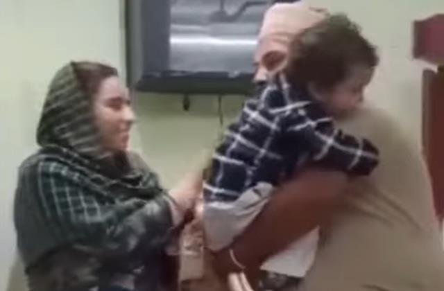 दिल को झकझोर देने वाला पल, तलाक के बाद मां की मिली कस्टडी तो पिता की गोद से चिपक गया 2 साल का बच्चा दिल को झकझोर देने वाला पल, तलाक के बाद मां की मिली कस्टडी तो पिता की गोद से चिपक गया 2 साल का बच्चा