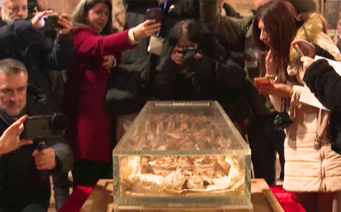 800 साल तक कैसे बची रही अस्थियां? पहली बार महान संत के अवशेष देख रो पड़े श्रद्धालु 800 साल तक कैसे बची रही अस्थियां? पहली बार महान संत के अवशेष देख रो पड़े श्रद्धालु