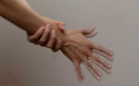 उम्र से पहले कांप, रहे हैं हाथ? जानिए किस विटामिन की कमी बना रही है शरीर को कमजोर उम्र से पहले कांप, रहे हैं हाथ? जानिए किस विटामिन की कमी बना रही है शरीर को कमजोर