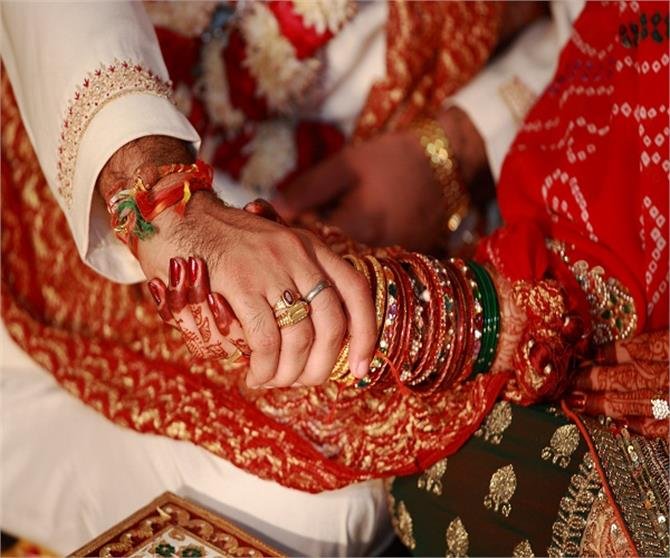 शादी की पहली रात हर कपल को जरूर करनी चाहिए ये बातें, रिश्ते में आएगी और भी मिठास! (Pics) शादी की पहली रात हर कपल को जरूर करनी चाहिए ये बातें, रिश्ते में आएगी और भी मिठास! (Pics)