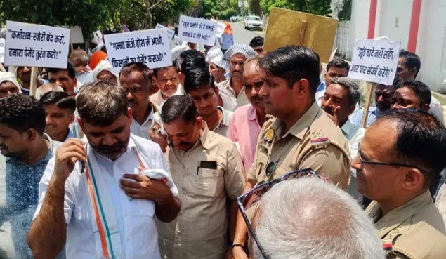 यूपी में गन्ने के भुगतान पर फूटा किसानों का गुस्सा, राज्य मंत्री की कोठी घेरी यूपी में गन्ने के भुगतान पर फूटा किसानों का गुस्सा, राज्य मंत्री की कोठी घेरी