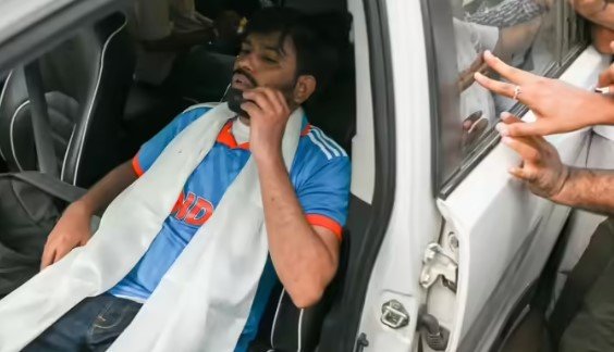 सबसे बडे काकरोच अभिजीत दीपके को घुसना पडा एसी कार में, पार्किंग से बाहर ना निकली क्रांति सबसे बडे काकरोच अभिजीत दीपके को घुसना पडा एसी कार में, पार्किंग से बाहर ना निकली क्रांति