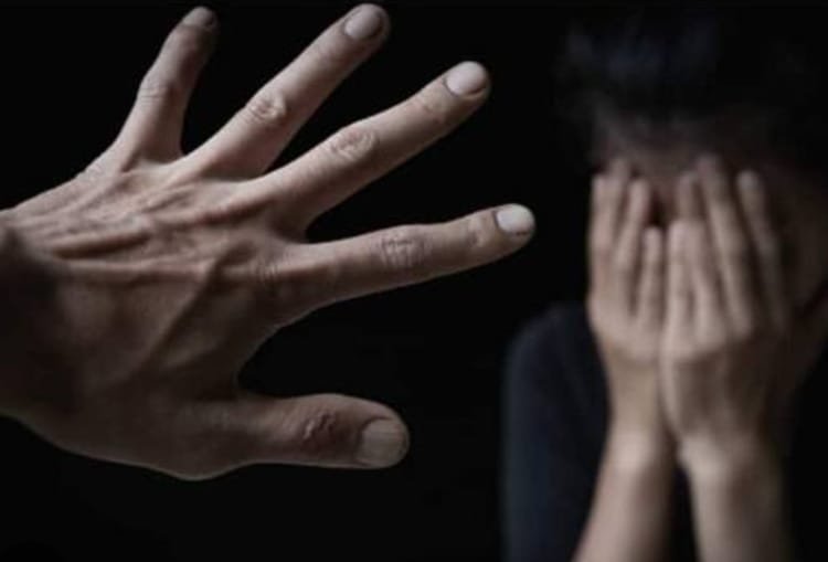एक साल तक किशोरी के साथ बनाए शारीरिक संबंध, मां ने दर्ज कराई FIR, दूसरे समुदाय का आरोपी गिरफ्तार एक साल तक किशोरी के साथ बनाए शारीरिक संबंध, मां ने दर्ज कराई FIR, दूसरे समुदाय का आरोपी गिरफ्तार